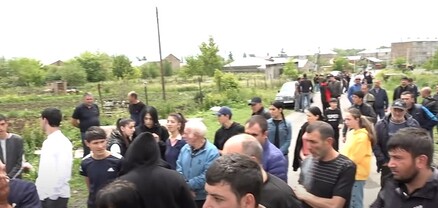 Սպանվածների հարազատները քայլերթով գնացին դեպի Էդգար Փարվանյանի տուն