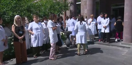 Երևանի «Կառլեն Եսայանի» անվան պոլիկլինիկայի աշխատակիցները ակցիա են անում՝ հաջակցության հեռացված տնօրենի. ՈւՂԻՂ