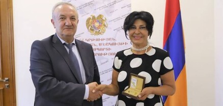 ԿԳՄՍ նախարարը Ժամանակակից արվեստի թանգարանի տնօրենին պարգևատրել է Ոսկե մեդալով