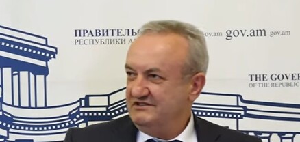 «Հետը տարավ մի սուր դանակ». ԿԳՄՍ նախարարը շարունակեց «Պստիկ պապան» երգը՝ անդրադառնալով «վաստակավոր» և «ժողովրդական» կոչումներին