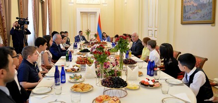 Երեխաների իրավունքների պաշտպանության օրվա առթիվ նախագահ Խաչատուրյանը հյուրընկալել է մի խումբ երեխաների