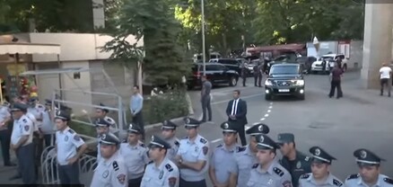 ԶԼՄ ներկայացուցիչներին թույլ չտվեցին մոտենալ Օպերայի և բալետի շենքի մուտքին