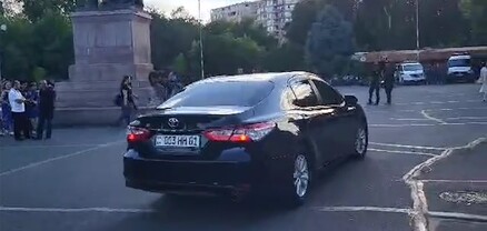 Հակոբ Արշակյանին սպասարկող մեքենան «ճռիկներ» է անում Ազատության հրապարակում