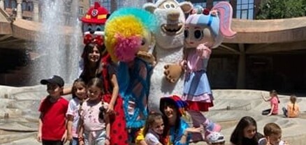 Փոքրիկ ուղևորներին հեքիաթային գնացքով հյուր էին եկել մուլտհերոսներն ու ծաղրածուները
