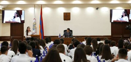 Երևանի ավագանու դերում աշակերտներն էին