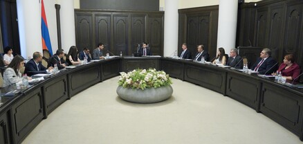 Համբարձում Մաթևոսյանի գլխավորությամբ մի շարք ավտոճանապարհների վերականգնման և բարելավման վերաբերյալ նիստ է տեղի ունեցել