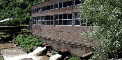 Վանաձորի նախկին քաղաքապետը եկամտաբեր ՀԷԿ-ը 100 դոլարով վաճառում է, նույն օրը ՀԷԿ-ը գնած ընկերության տնօրեն է նշանակվում Նիկոլի ախպերը․ Արմեն Աթայան