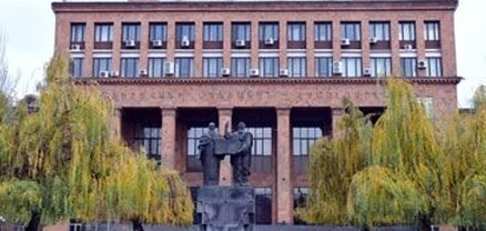 Արտակարգ դեպք՝ Երևանում. ոչ սթափ վիճակում գտնվող ՊՆ ծառայողը կոտրել է ԵՊՀ մուտքի դռան ապակին, վնասել սրճեփ սարքը