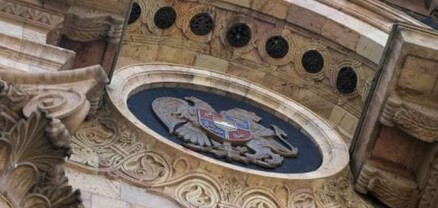 ԱԺ շենքի ճակատային մասում տեղադրված ՀՀ պետական զինանշանը հանվել է