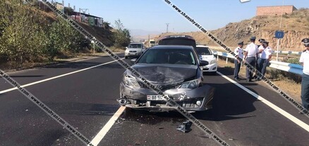 Կոտայքի մարզում 38-ամյա վարորդը Toyota Camry-ով բախվել է ճանապարհային ոստիկանության Toyota-ին․ shamshyan.com