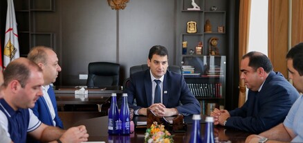 Հրաչյա Սարգսյանը ներկայացրել է Էրեբունի և Քանաքեռ-Զեյթուն վարչական շրջանների նոր ղեկավարներին
