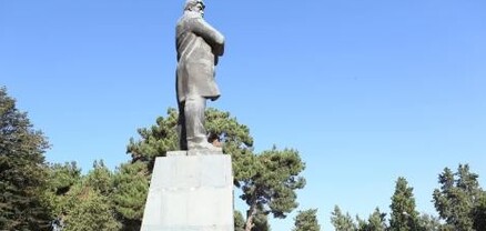Ստեփանակերտի օրվա առթիվ քաղաքային իշխանությունը ծաղիկներ է խոնարհել Ստեփան Շահումյանի հուշարձանին