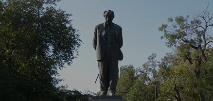 Սիրո առասպել՝ Իսահակյանի արձանի մոտ