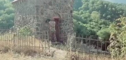 Ադրբեջանցի զինվորականը պոկել և ցուցադրաբար ջարդել է Դադիվանքի մոտակա մատուռի ցուցանակը