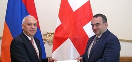 Աշոտ Սմբատյանը հավատարմագրերի պատճենն է հանձնել Վրաստանի ԱԳ նախարարի առաջին տեղակալին