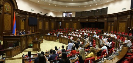 Ալեն Սիմոնյանը հավաստագրեր և խորհրդանշական նվերներ է հանձնել «Ամառային դպրոց» ծրագրի մասնակիցներին