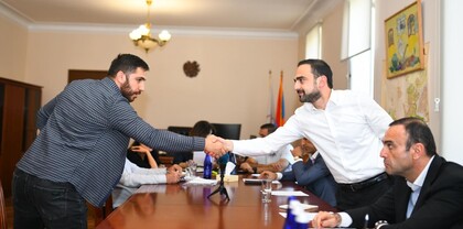 Տիգրան Ավինյանը հանդիպել է Աջափնյակ վարչական շրջանի բնակիչների հետ