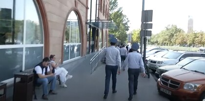 «Փեթակ»-ի աշխատակիցները Կառավարության շենքի մոտից հետ են վերադառնում «Փեթակ»․ ՈւՂԻՂ