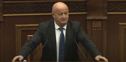 Դպրոցական ավտոբուսներ տրամադրեք, որ տատիկ-պապիկները մեքենան չկանգնեցնեն երրրոդ շարքում և քաղաքը պարալիզացնեն. Աղազարյան