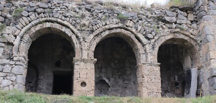 Հակոբավանք՝ փշերի մեջ թեք ընկած խաչքարերով երկնամերձ երանություն