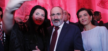 Վարչապետը կնոջ հետ մասնակցել է Համաշխարհային հայկական առաջին գագաթնաժողովի բացման արարողությանը