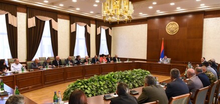 Արայիկ Հարությունյանը հանդիպում է ունեցել ԱՀ նորաստեղծ հանրային խորհրդի կազմի հետ