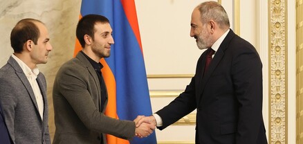 Փաշինյանը հյուրընկալել է մարմնամարզության Աշխարհի չեմպիոն Արթուր Դավթյանին և բրոնզե մեդալակիր Հարություն Մերդինյանին