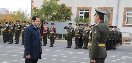 Սուրեն Պապիկյանը հետմահու պարգևներ է հանձնել զոհված զինծառայողների հարազատներին