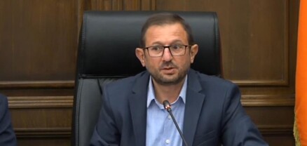 Եռամսյա հավաքի մասնակիցների հանդերձանքի շարքում կարելի է տեսնել 1942-43թ.-ի սաղավարտ, վրան էլ՝ կարմիր աստղ. Գեղամ Մանուկյան