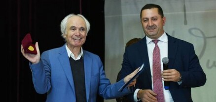 ԵՊՀ ռեկտորը ոսկե մեդալ է հանձնել Տիգրան Մանսուրյանին
