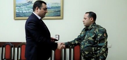 ՔԿԾ պետը պարգևատրել է փախուստի դիմած կալանավորին հայտնաբերած քրեակատարողական ծառայողներին