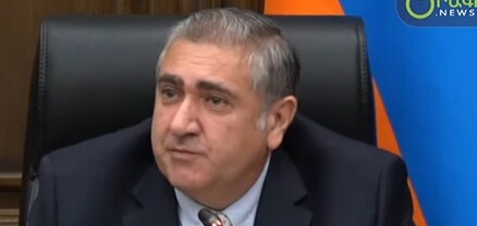 Վեր կենալ, ծափահարել Զելենսկուն, դա ազգային շահերի դավաճանություն է․ Արթուր Խաչատրյան