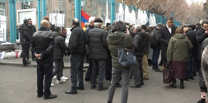 Պահանջ՝ արձագանքել Լաչինի միջացքի փակմանը․ ակցիա ՄԱԿ-ի գրասենյակի մոտ․ ՈւՂԻՂ