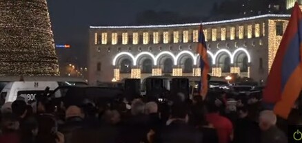 Հանրապետության գլխավոր տոնածառի մոտ ոստիկանների և հանրահավաքի մասնակիցների միջև լարված իրավիճակ է ստեղծվել