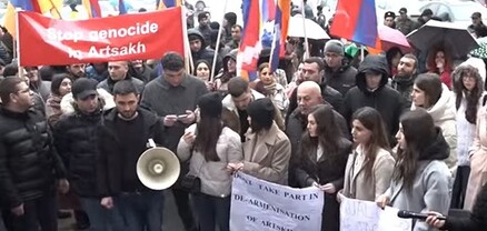 Արցախցի մի խումբ երիտասարդներ ու ընդդիմադիր պատգամավորները ՄԱԿ-ի գրասենյակի մոտ են