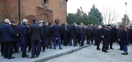 Ալեն Սիմոնյանը թիկնազորով եկավ Գալուստ Սահակյանի հոգեհանգստին և արագ հեռացավ