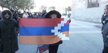 Արցախցիների բողոքի ակցիան Կառավարության շենքի մոտ․ ՈւՂԻՂ