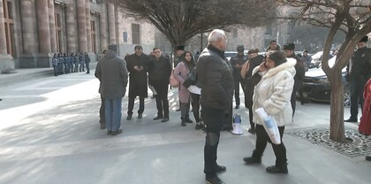 «Ձեր որդին չպետք է լինի հաջորդը». «Համախմբում» շարժման ակցիան կառավարության շենքի դիմաց․ ՈւՂԻՂ