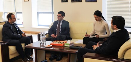 Գլխավոր հանձնակատար Զարեհ Սինանյանը հանդիպել է Արցախի արտաքին գործերի նախարար Սերգեյ Ղազարյանի հետ