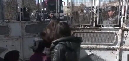 Ոստիկանները թույլ տվեցին երեխաներին լվացվել սառը ջրով
