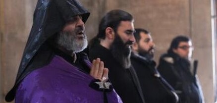 Բոլոր եկեղեցիների խորանների վարագույրները ծածկվեցին և փակ կմնան մինչև Ս. Զատիկ. փետրվարի 20-ից սկսվում է Մեծ Պահքը