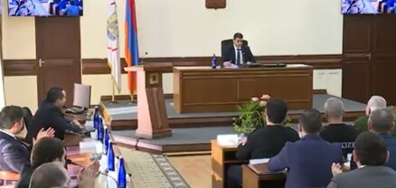 Ինչպես քաղաքապետարանի աշխատակիցները շնորհավորեցին քաղաքապետի ծննդյան օրը