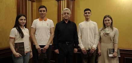 ՀՀ երրորդ նախագահ Սերժ Սարգսյանին հյուրընկալվել էին «Այբ» դպրոցի 12-րդ դասարանի մի խումբ աշակերտներ