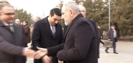 Փաշինյանի հետ ձեռքսեղմումը երջանկացրեց Ալեն Սիմոնյանին