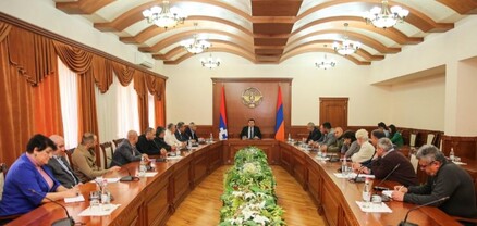 ԱՀ պետական նախարարը հանդիպել է Հանրային խորհրդի անդամների հետ