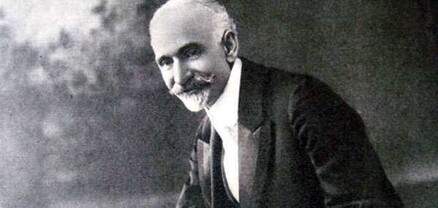 Մենք նստած էինք նրա դանդաղ սառչող մարմնի մոտ