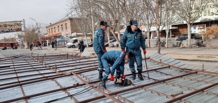 Արմավիր քաղաքում փրկարարներն ապամոնտաժել են քամուց պոկված տանիքի կառուցատարրերը