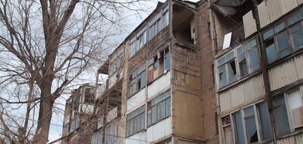 Փափուկ բարձ են դնում գլխներիս տակ ու ճանապարհում են. Գյումրիի վթարային շենքի բնակիչները չեն հավատում կառավարությանը