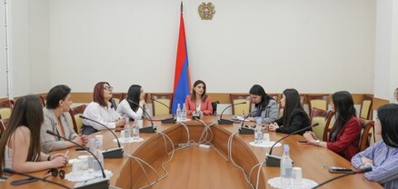 Զարուհի Բաթոյանը հանդիպել է ապագա քաղաքագետների եւ արեւելագետների հետ