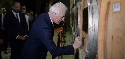 Թիթեռ նկարող նախագահը, ով չի թաքցնում իր սանձարձակ անհոգությունը
